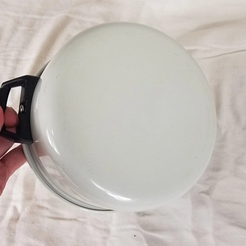 Enamel 2Q Stock Pot NWOT Medium Cream Strainer Locking Lid Retro